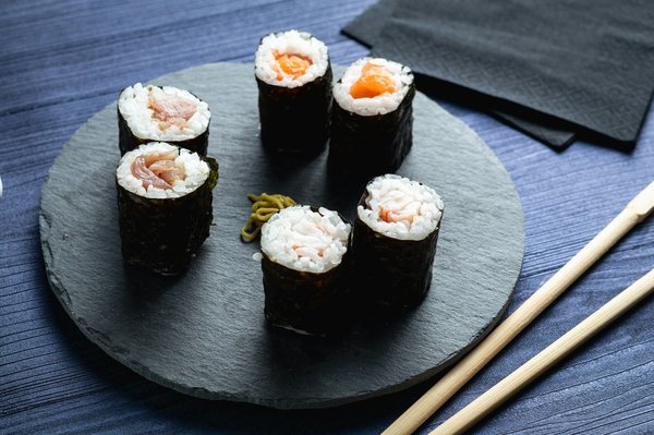Come preparare dei maki giapponesi ripieni di salmone fresco e avocado cremoso?